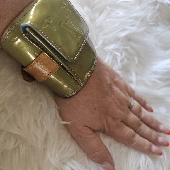 Louis Vuitton Olive and Tan Wristlet - Picture 14 of 16